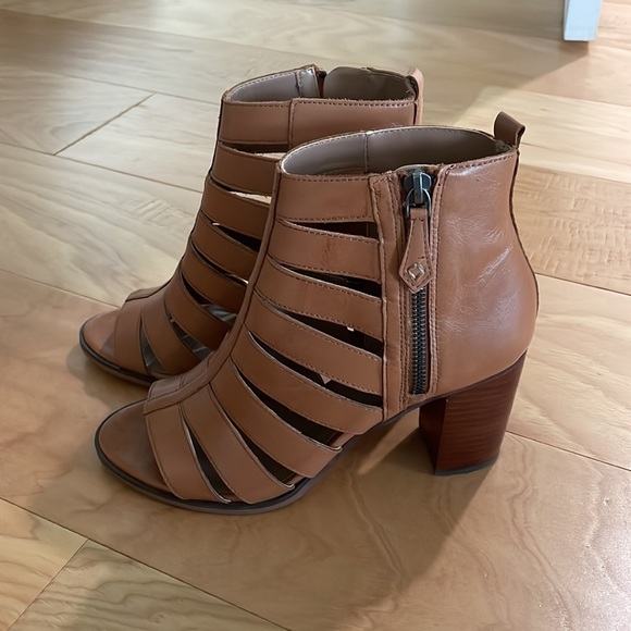 Leather cutout sandals - Picture 2 of 3